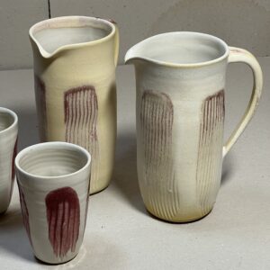 Krug Weiss mit roten Streifen