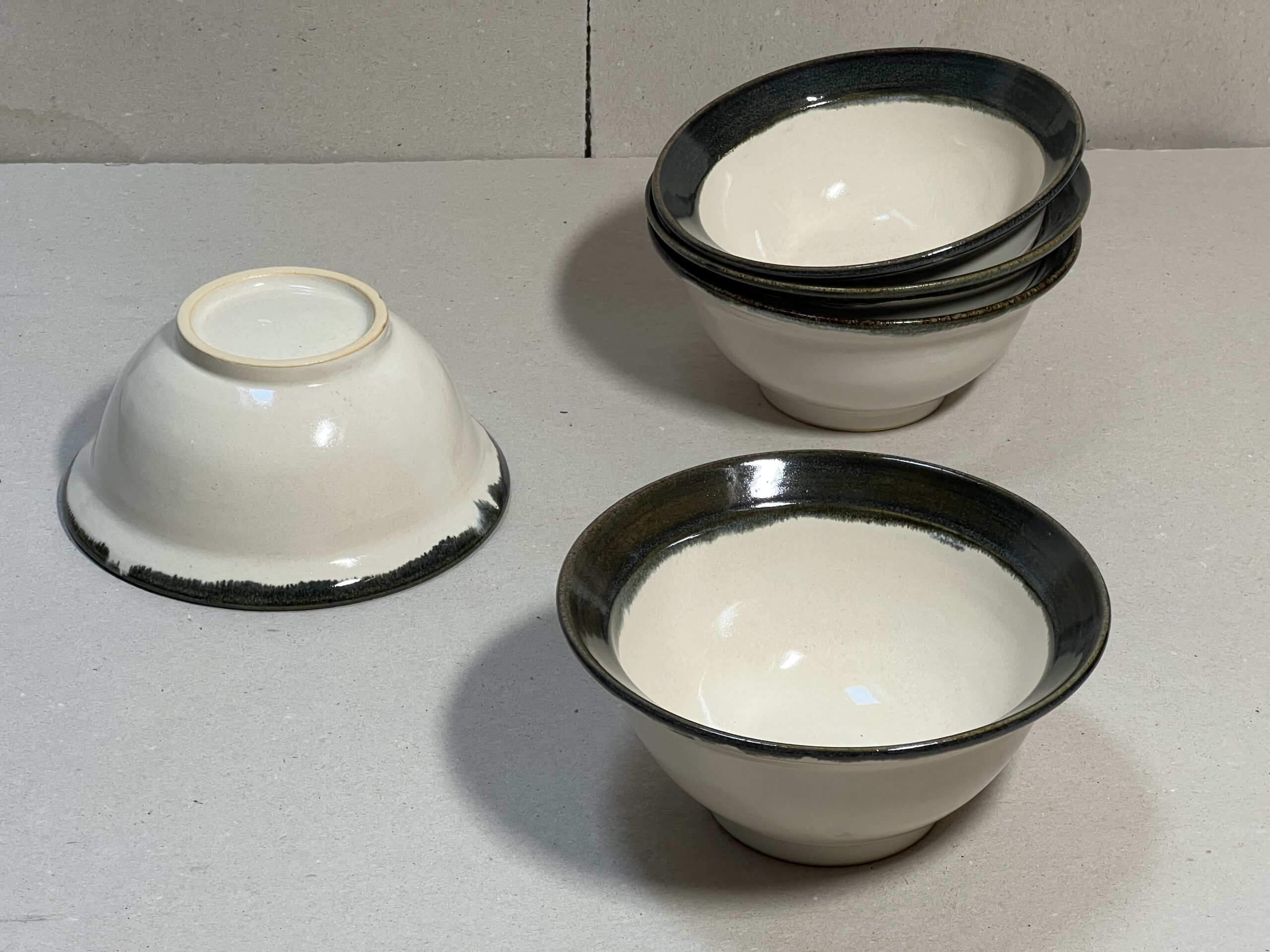 Schälchen, weiss mit schwarzem Rand – Bild 2