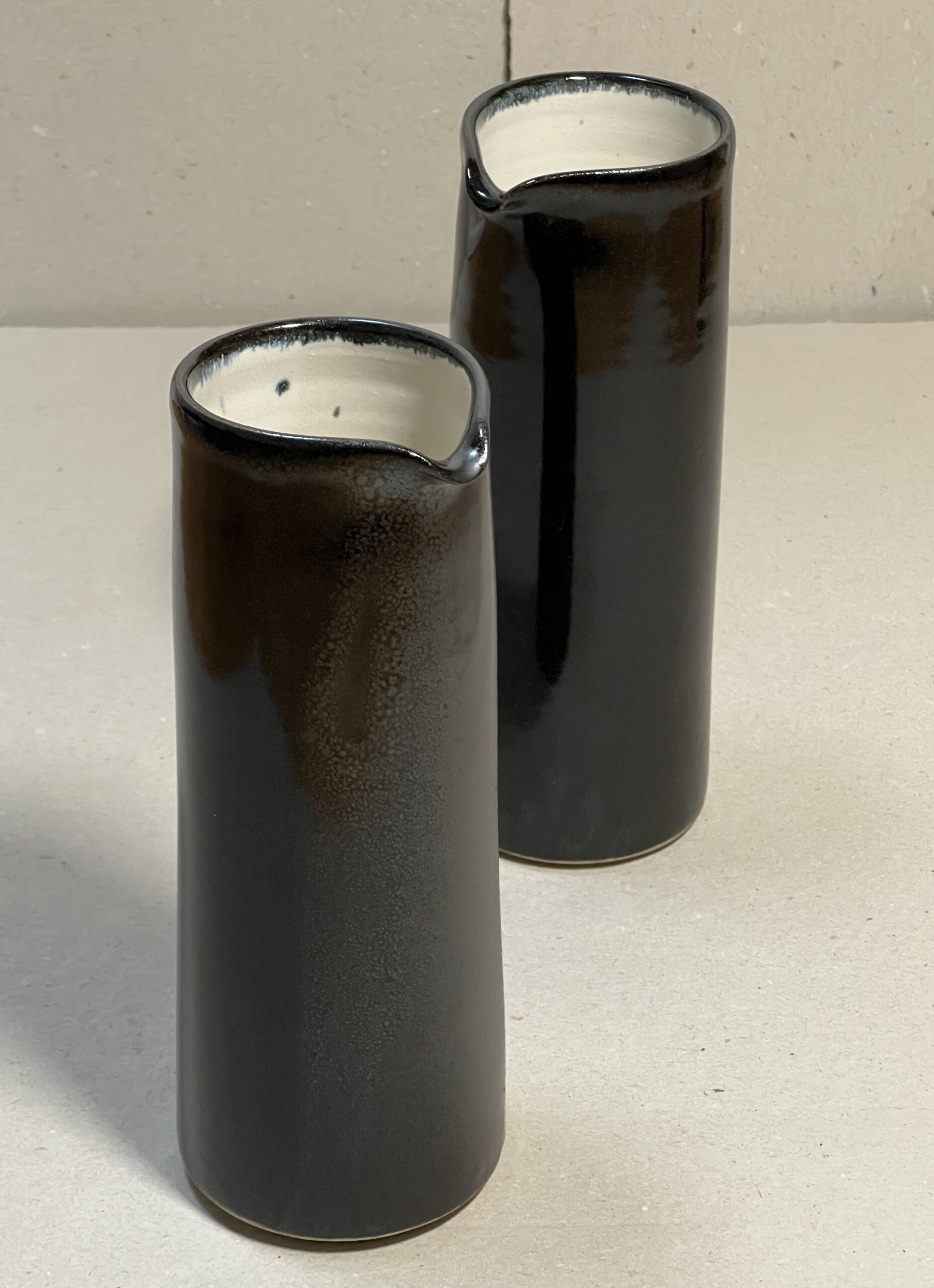 Henkelloser Krug schwarz