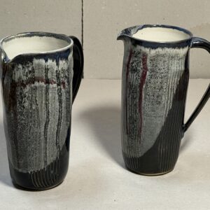 Krug schwarz mit weissen, roten, blauen Einschlüssen