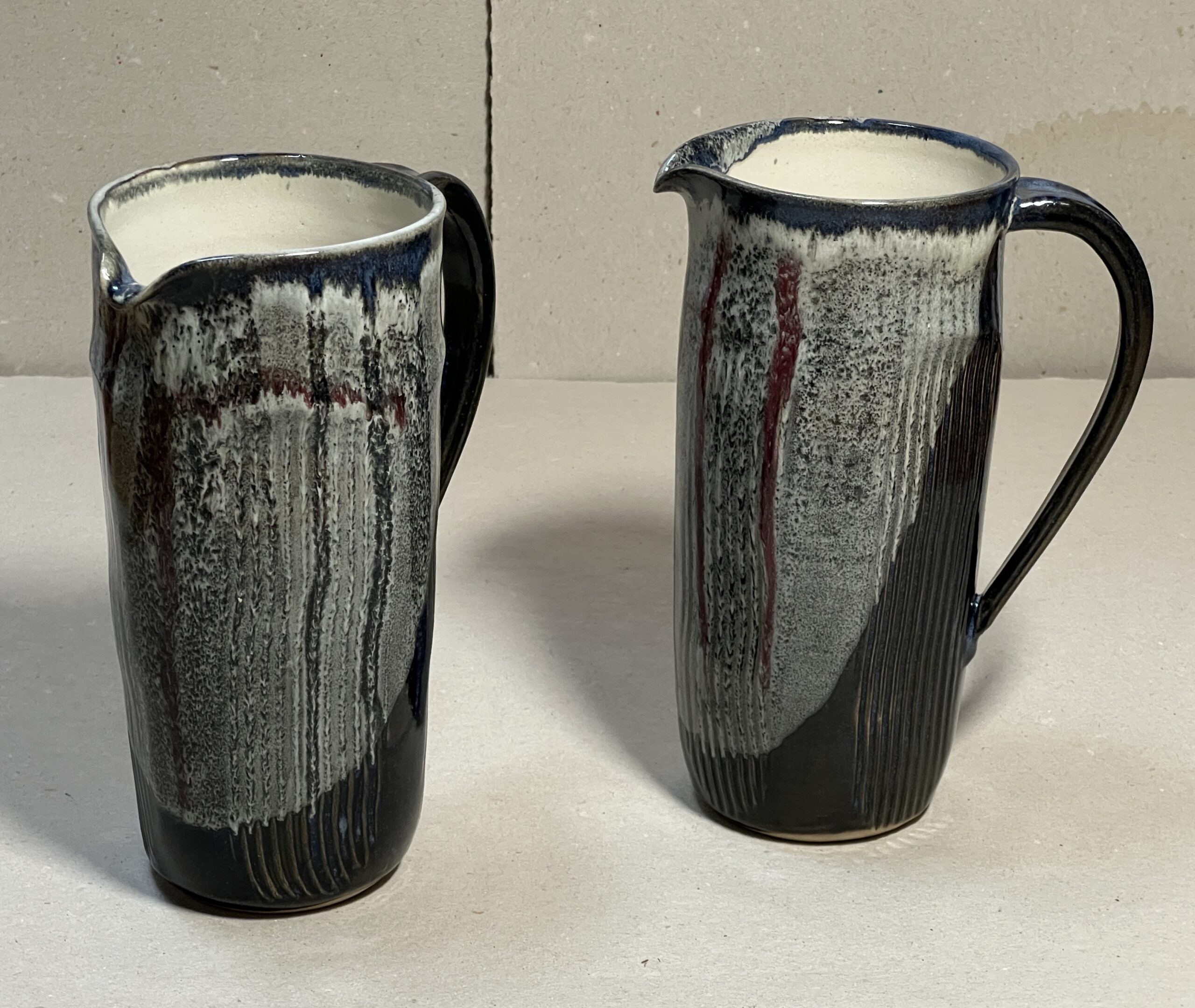 Krug schwarz mit weissen, roten, blauen Einschlüssen