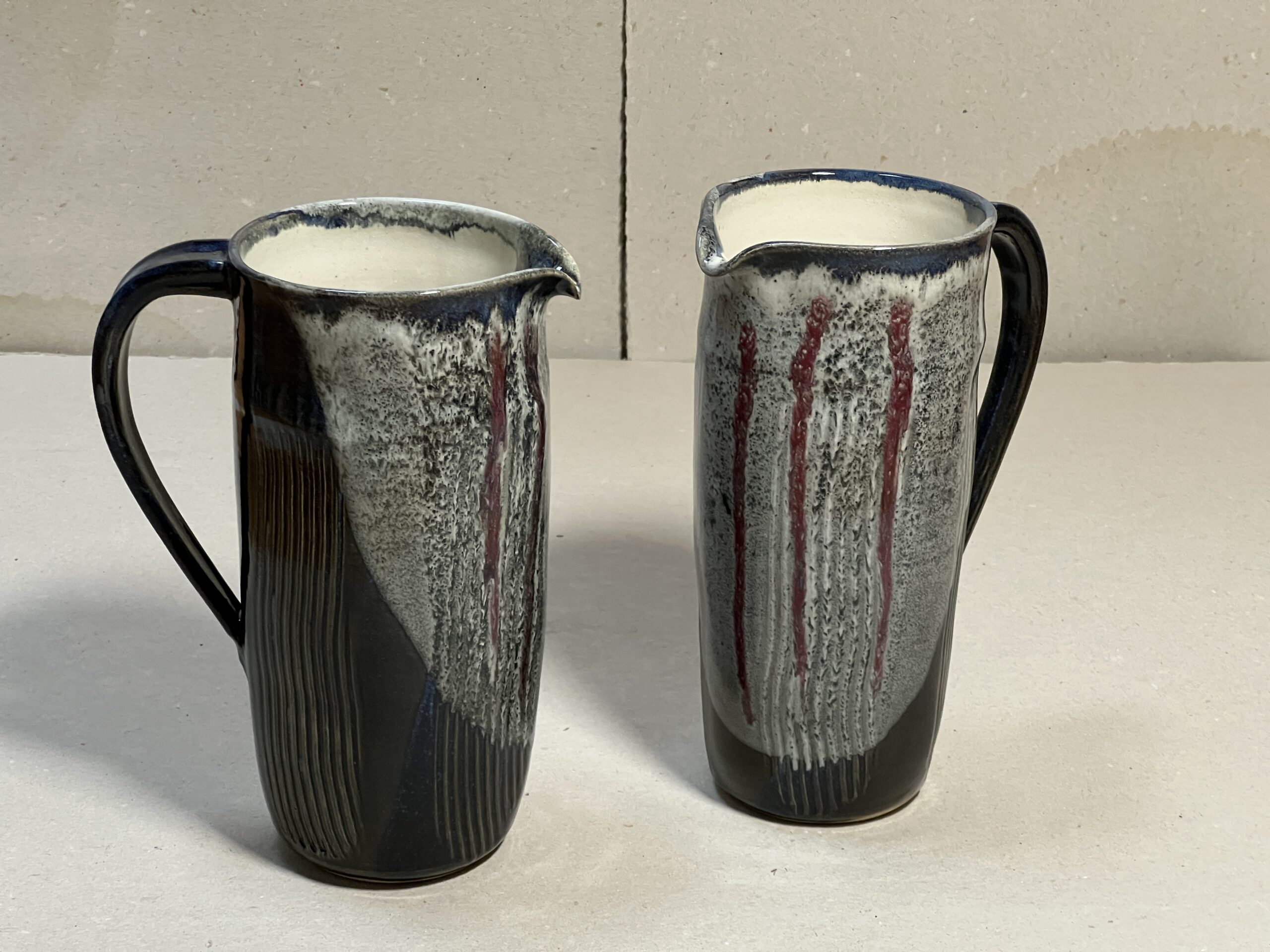 Krug schwarz mit weissen, roten, blauen Einschlüssen – Bild 2