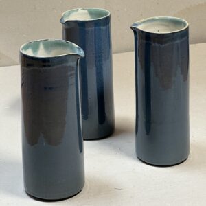 Henkelloser Krug dunkelblau