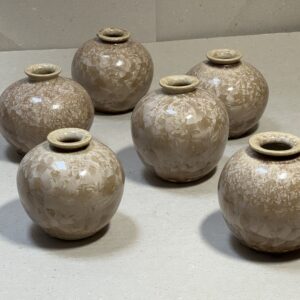 Kleine braune Vase mit Kristallglasur